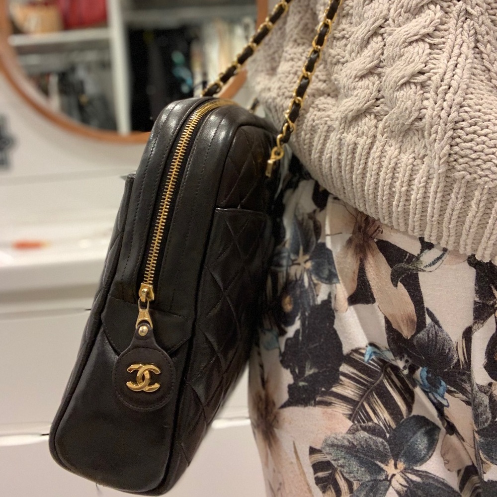 CHANEL Quilted Matelasse CC Logo Lambskin Tote - Picture 3 of 15